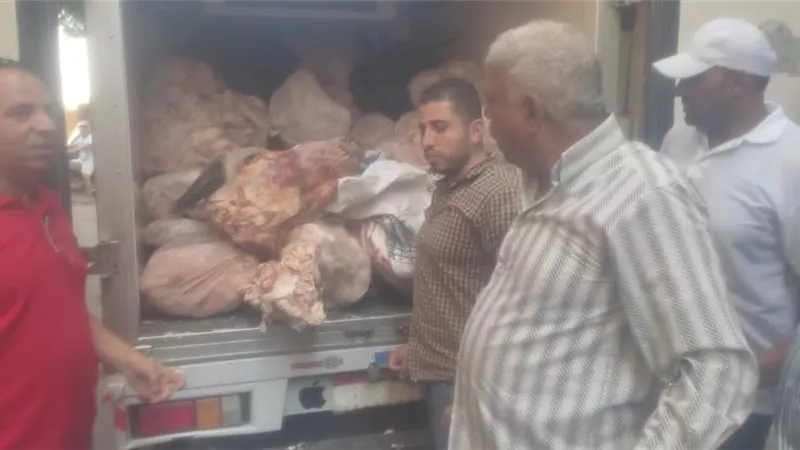 ضبط 3,2 طن لحوم ومشتقاتها غير صالحة للإستهلاك الادمى بمخزن بأمبابة