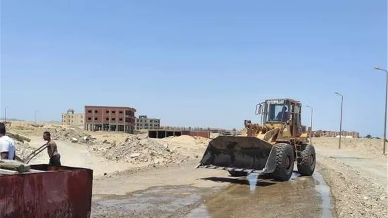 استمرار أعمال التطوير ورصف الطرق بمرسى علم ..صور