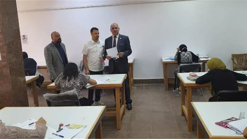 رئيس جامعة الأقصر يتابع سير اختبارات القدرات بكلية الفنون الجميلة