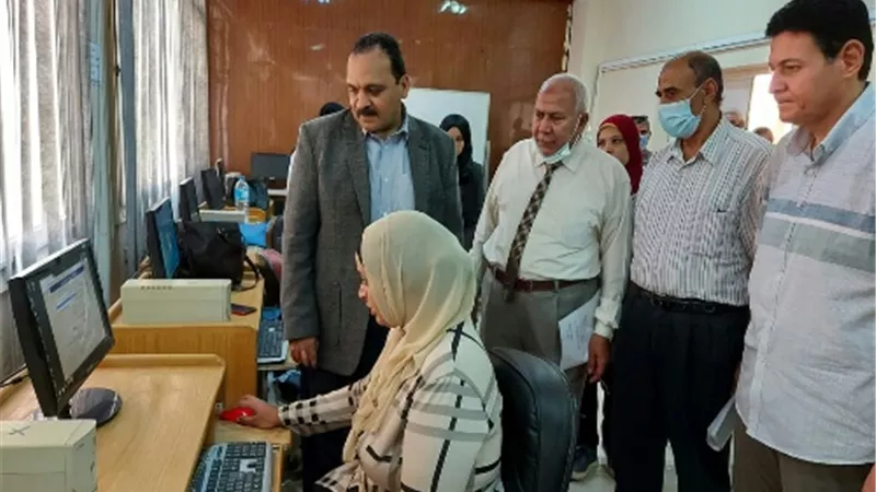 نائب رئيس جامعة بنها لشئون التعليم والطلاب يتفقد معامل التنسيق الالكترونى