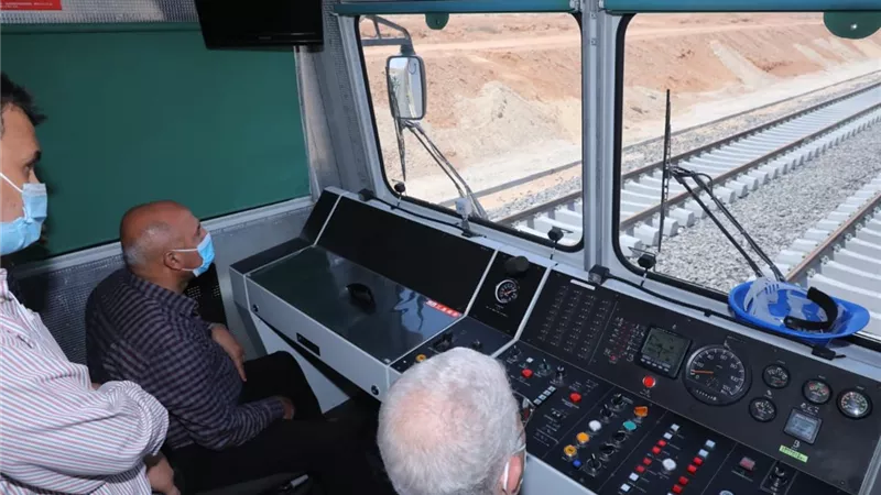 وزير النقل يتفقد مواقع العمل بمشروع القطار الكهربائي الخفيف (LRT)