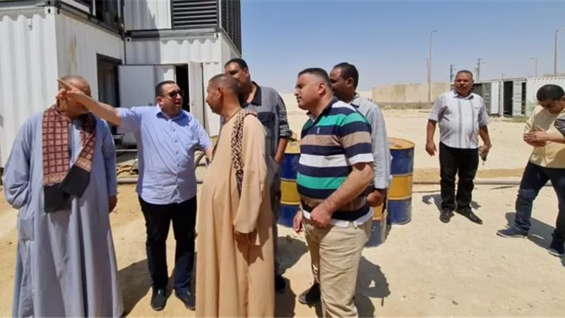 عبدالقادر يتدخل بلجنة فنية وخبراء لانهاء أزمة انقطاع الكهرباء بالفرافرة.. بالصور