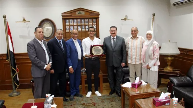 «ضاحي» يستقبل «مهندس المستقبل» بطل الأوليمبياد بطوكيو ويمنحه درع نقابة المهندسين.. صور