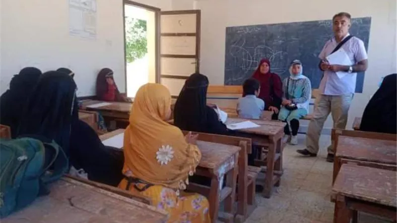 رئيس مدينة سفاجا تتابع امتحانات تعليم الكبار بقرية النصر بالكيلو ٨٥