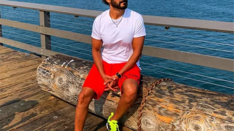 بإطلالة مميزة .. خالد النبوى يخطف الأنظار