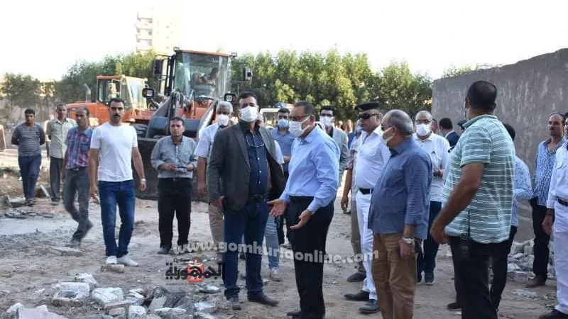 محافظ الشرقية يقود حملة مكبرة لإزالة مباني مقامة بالمخالفة وفتح شارع مغلق بمنطقة حي الزهور بمدينة الزقازيق