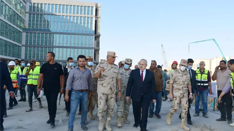 رئيسا الهيئة الهندسية للقوات المسلحة وجامعة القاهرة يتفقدان المعهد القومى للأورام الجديد 