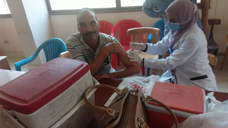 محافظ أسيوط: فرق طبية لتطعيم العاملين بالوحدة المحلية لحي غرب بلقاح كورونا
