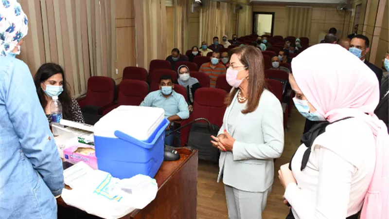 وزيرة التخطيط تشكر الطواقم الطبية وتحث الموظفين على تلقي لقاح كورونا