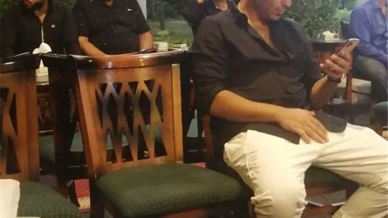 احمد فهمى يشارك فى عزاء حماة محمد رمضان