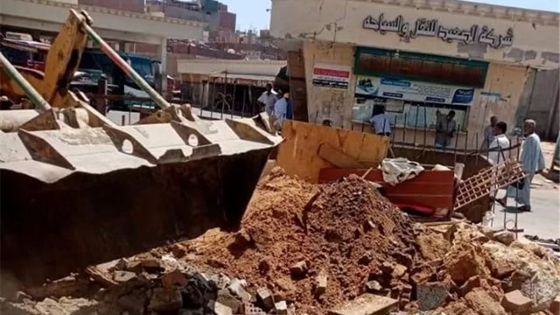 إستمرار الإزالات الفورية التى تعوق التطوير فى شارع الأتوبيس.. بالصور