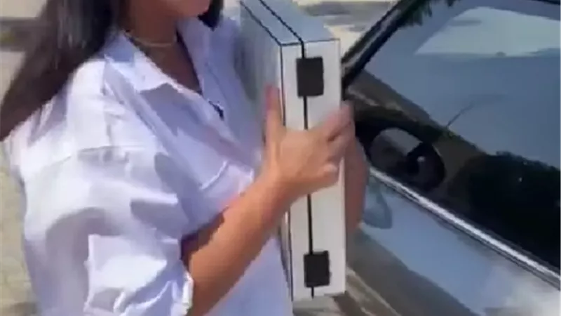 أحمد حلمى يصور فيديو اعلان منى زكى ببرنامج 