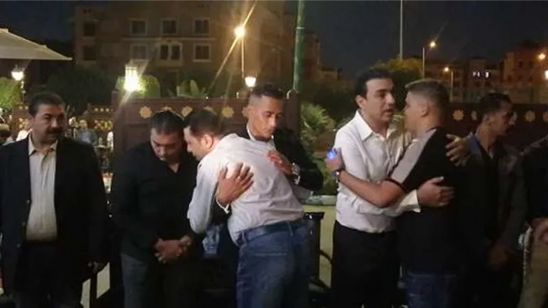 مصطفى كامل يقدم واجب العزاء فى حماة محمد رمضان.. صور
