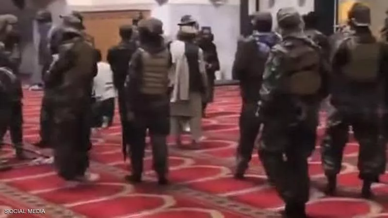 بالفيديو.. عناصر طالبان تستبدل ملابسها ومعداتها بزي الجيش الأفغاني