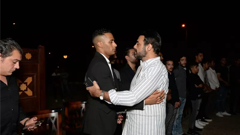 السيناريست عمرو محمود ياسين يشارك محمد رمضان فى عزاء حماته .. صور