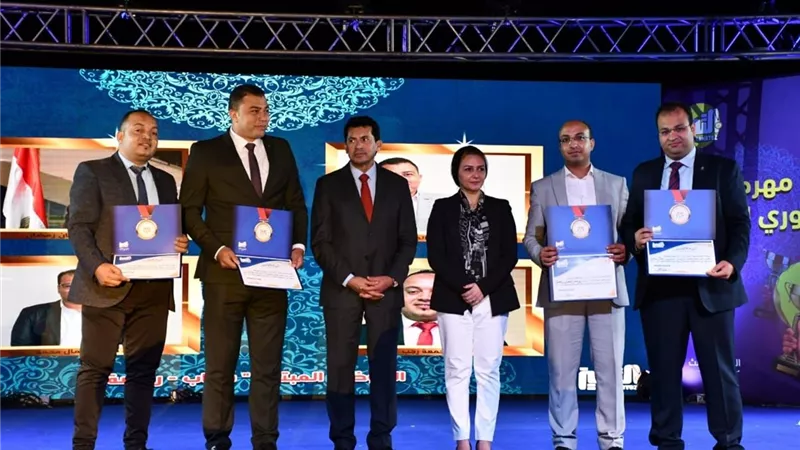 وزير الرياضة يُكرم العاملين المتميزين بالوزارة والمديريات ومراكز الشباب بدوري التميز