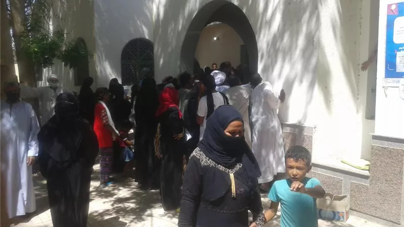 الكشف على ٨٠٠ مريض فى قافلة طبية بقرية حاجر الضبعية غرب الأقصر