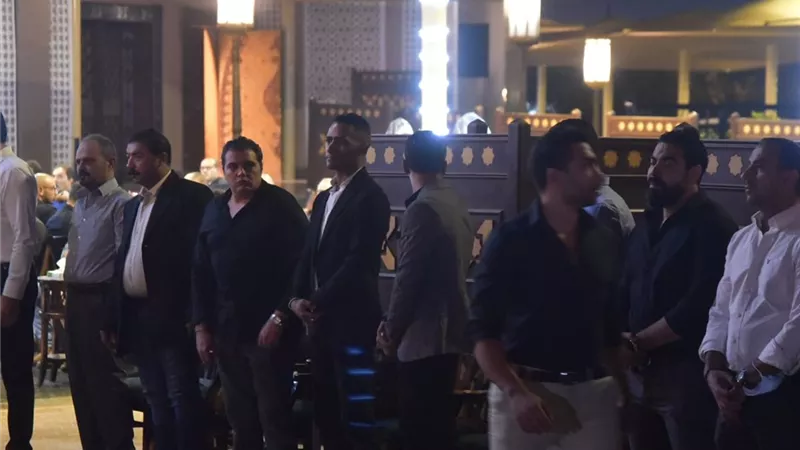 الجمهور يحاصر محمد رمضان بعد انتهاء عزاء حماته .. صور