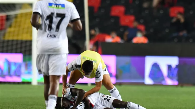سقوط مدافع بشكتاش مغشيا عليه فى الدورى التركى