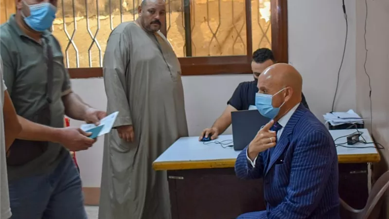 مدير الصحة يتابع تطعيم المواطنين بلقاح كورونا واستخراج الشهادات المعتمدة بديوان الشرقية