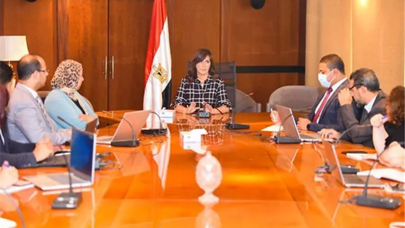 وزيرة الهجرة تجتمع بغرفة العمليات لمتابعة تسجيل المسافرين للحصول على لقاح كورونا