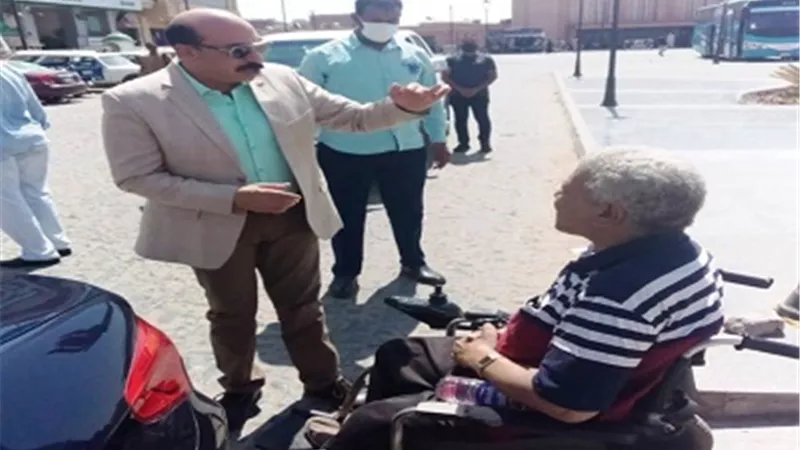 محافظ أسوان يستجيب لمقترحات أحد ذوى الإعاقة لحركة سيرهم بالشوارع العامة والمتنزهات