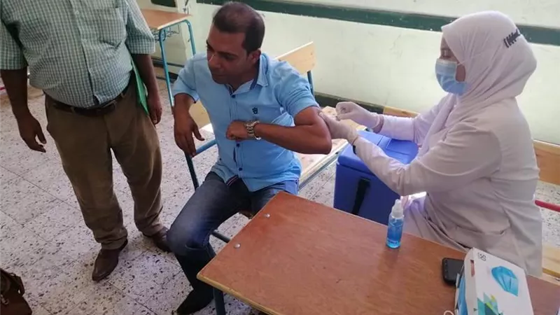 تطعيم العاملين بمديرية التربية والتعليم بالبحر الأحمر بلقاح 19 