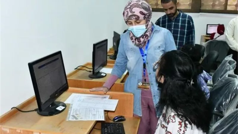 500 طالب سجلوا رغباتهم في مكتب تنسيق جامعة قناة السويس ..صور