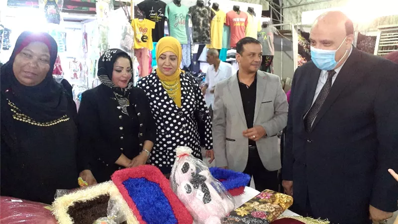 أبو العزايم يفتتح معرض منتجات متدربات الأقصر للمشغولات اليدوية والحرفية