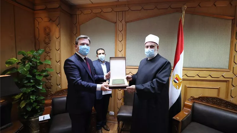 وزير خارجية صربيا يهدي وكيل الأزهر أول نسخة من القرآن تكتب باللغة الصربية