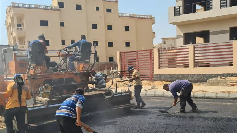 جهاز الشروق: طبقة أسفلت للطرق بحي النادي ضمن أعمال رفع الكفاءة والتطوير..صور