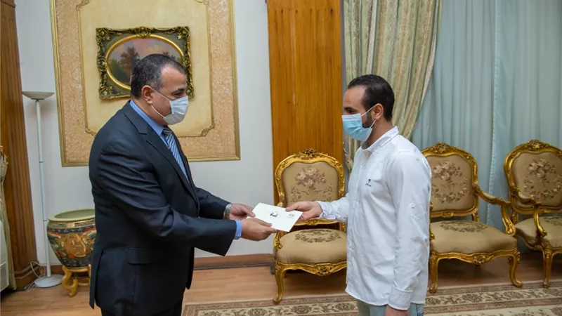 تكريم أحد العاملين بشركة حلوان للمسبوكات التابعة للإنتاج الحربي نظراً لتميزه