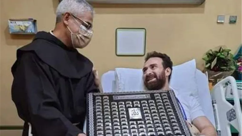 مدير المركز الكاثوليكي يهدى نضال الشافعى لوحة أسماء الله الحسنى