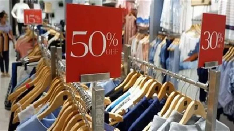 بالرغم من تخفيضات الاوكازيون.. ركود في سوق الملابس