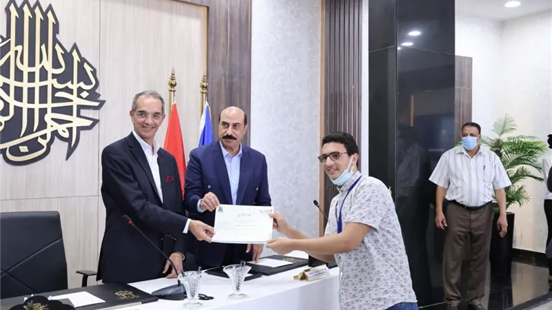 بالصور ..طلعت يفتتح ويتفقد مشروعات الاتصالات والبريد بمحافظة أسوان