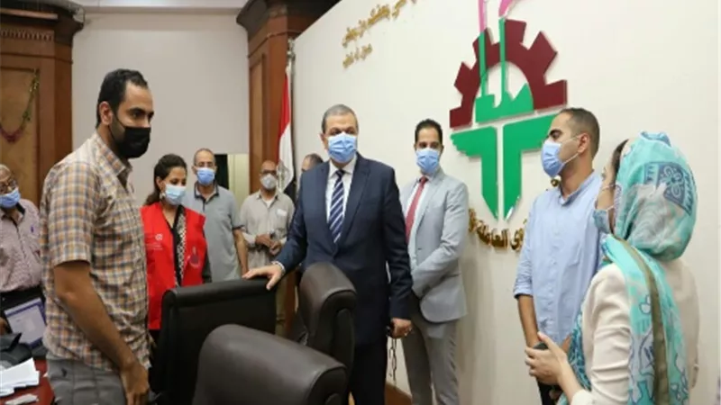 وزير القوى العاملة يتفقد عملية تلقي العاملين للجرعة الأولى من التطعيم بلقاح كورونا