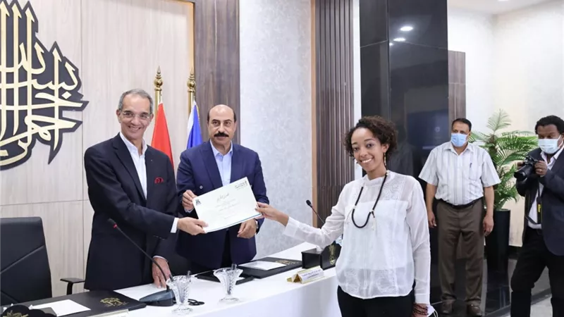 تكريم النماذج المتميزة من خريجى برامج الاتصالات باسوان