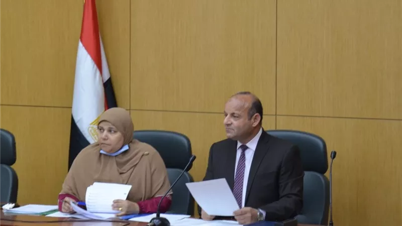 سكرتير عام بنى سويف يستعرض أمام المحافظ جهود حل الشكاوى
