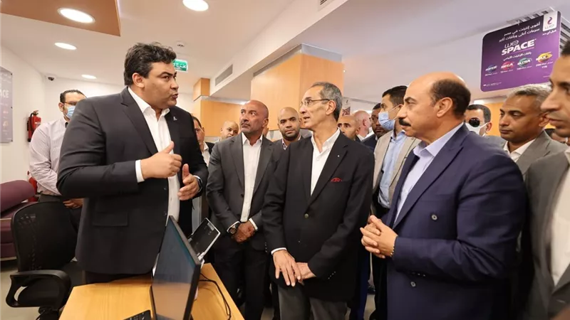 وزير الاتصالات يفتتح مركز خدمة عملاء المصرية باسوان