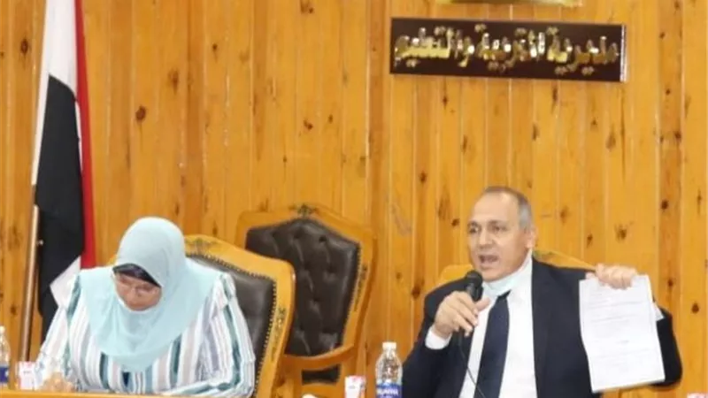 مدير تعليم القاهرة يشدد على مديرى الإدارات إنهاء الصيانة بالمدارس.. تعرف على السبب