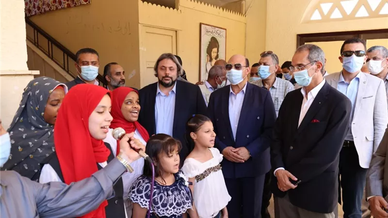 وزير الاتصالات يتفقد مركز ابداع مصر الرقمية باسوان ومدرسة الأمل للصم