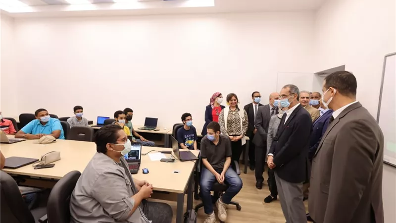 طلعت : توفير الانترنت فائق السرعة ل ٢١ مدرسة تربية خاصة في أسوان
