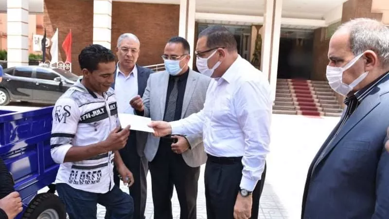 محافظ الشرقية يستقبل شاباً من ذوي الهمم ويمنحه تروسيكل ومساعدة مالية عاجلة