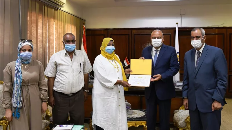 محافظ قنا يكرم صاحبة أول مخبز نسائي في الصعيد