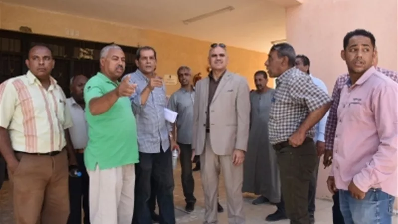 رئيس جامعة الأقصر يتابع أعمال تجهيز مركز الاختبارات الإلكترونية بكلية السياحة والفنادق