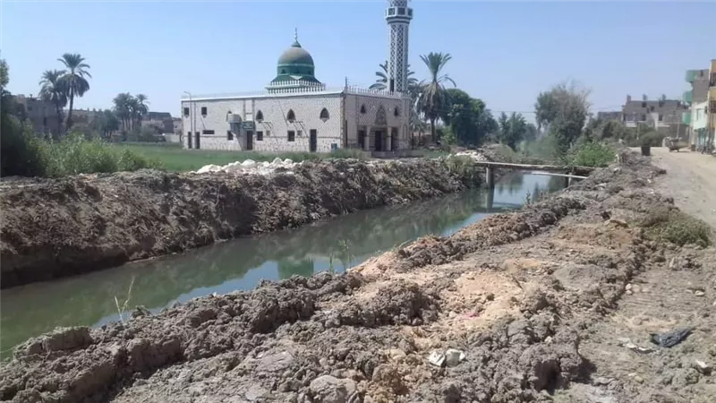 التفتيش المالى والإدارى بالأقصر يتابع أعمال تبطين الترع