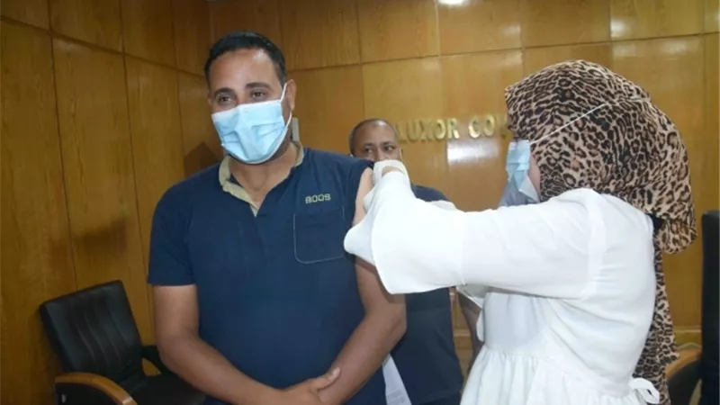 تطعيم العاملين بديون محافظة الأقصر بلقاح كورونا