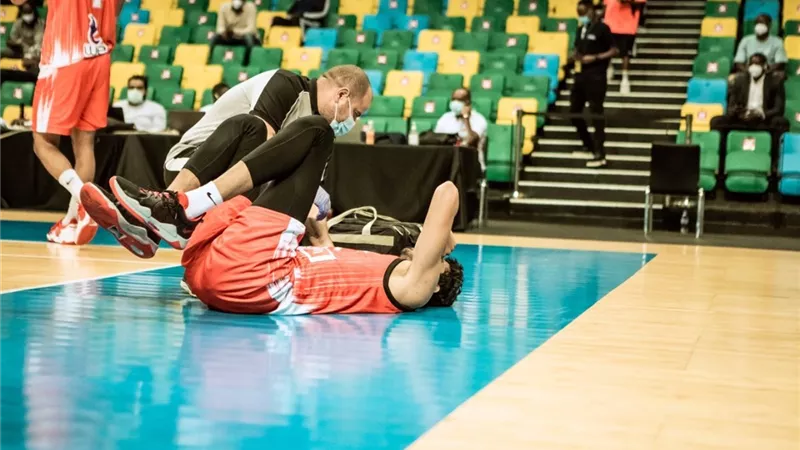طبيب منتخب السلة يكشف التشخيص المبدئي لإصابة أنس أسامة.. ومدة غيابه