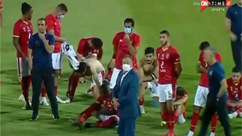 رغم ضياع الدورى .. الخطيب ينزل لأرضية الملعب لمؤازرة لاعبى الأهلى