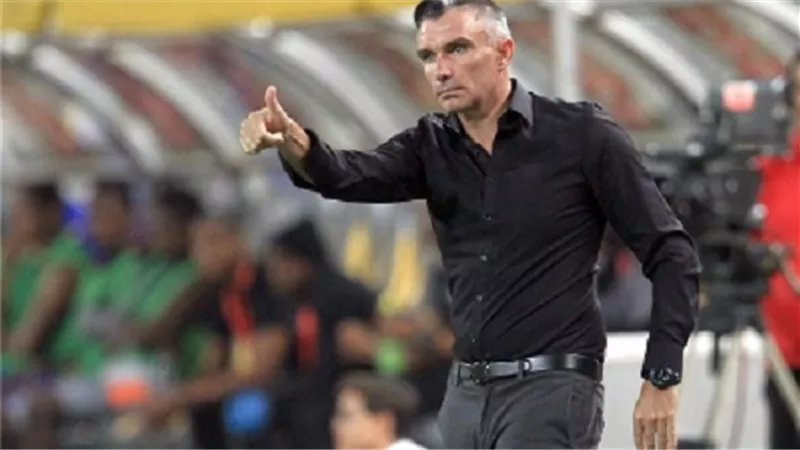 الزمالك يعلن تمديد عقد كارتيرون بعد التتويج ببطولة الدورى